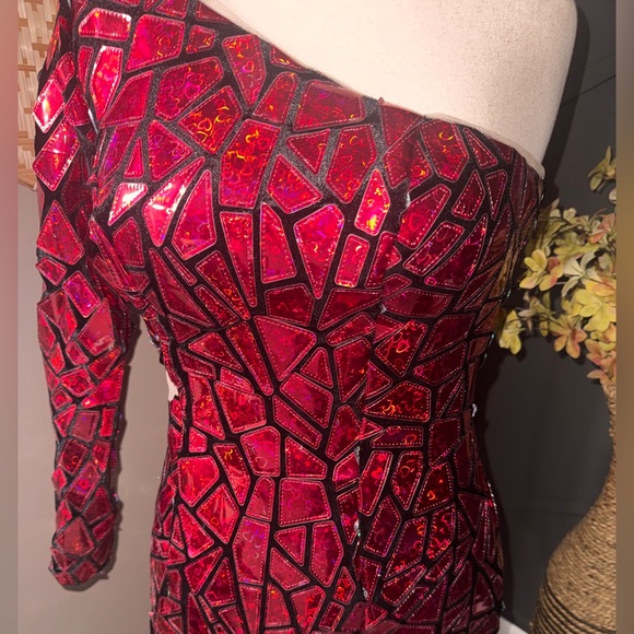 Elegant Red One-Shoulder Dress, Cut glass mirrored patten. - Picture 2 of 8